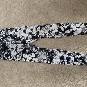 COPY - Black and White tie dye Lululemon Wunder U…
